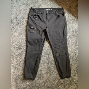VGUC Hot Topic black high rise super skinny jeans with zipper detail, size 22